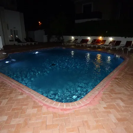 Avlu 4 公寓式酒店 马尔马里斯